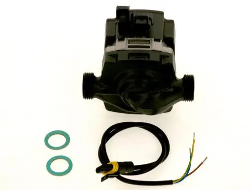 Schwarze Pumpe mit zwei Anschlussgewinden, Kabel mit mehradrigem Anschluss und zwei Dichtungen in grünem Gummi. Produkt von Bosch.